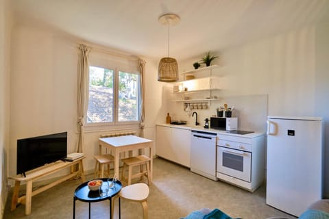TV and multimedia, Coffee/tea facilities, Kitchen or kitchenette, Living room, Dining area, dishwasher, oven, stove, toaster