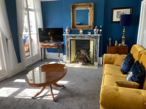TV and multimedia, Coffee/tea facilities, Living room, Seating area, Sea view, flat iron, internet
