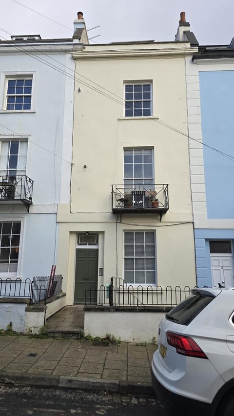 Property building, Facade/entrance, Neighbourhood, Street view, Parking