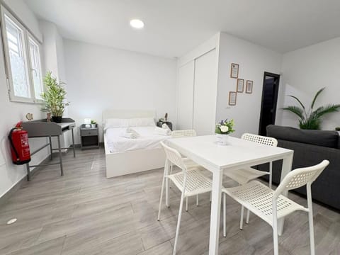 Photo of the whole room, Dining area