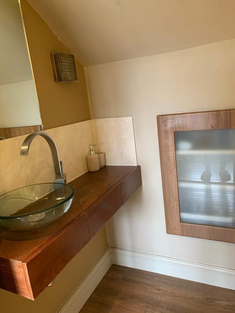 First floor Pad Carterton near Burford Bed and Breakfast in West Oxfordshire District