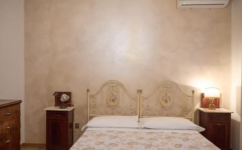 Bed, Photo of the whole room, Bedroom, air conditioner