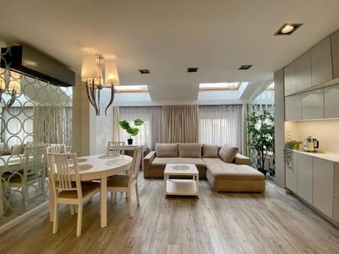 TV and multimedia, Kitchen or kitchenette, Living room, Seating area, Dining area