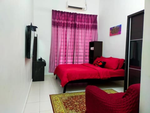 Bathroom, TV and multimedia, Bedroom, towels, wardrobe, air conditioner
