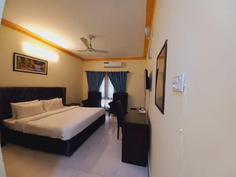 Bed, TV and multimedia, Photo of the whole room, Bedroom, fireplace, air conditioner