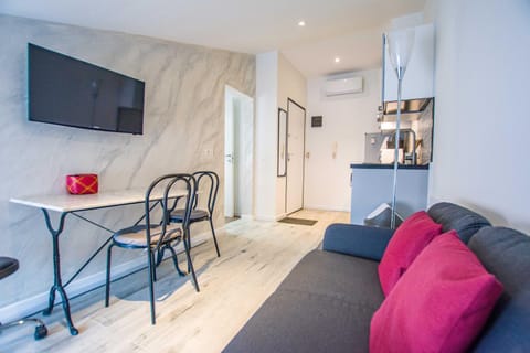 TV and multimedia, Kitchen or kitchenette, Living room, Seating area, minibar, air conditioner