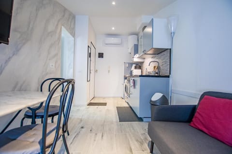 Kitchen or kitchenette, Living room, Seating area, Dining area, minibar, air conditioner