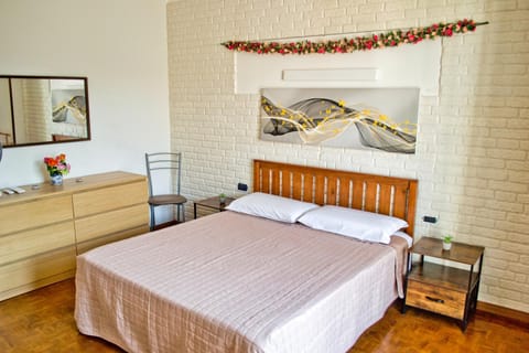 Bed, Balcony/Terrace, Photo of the whole room, Decorative detail, Bedroom, heating, internet, locker, air conditioner