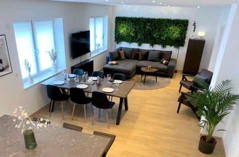 TV and multimedia, Living room, Seating area, Dining area