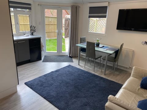 Garden lodge Apartment in Coventry