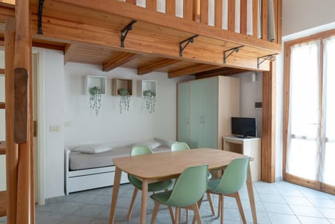 TV and multimedia, Kitchen or kitchenette, Living room, Seating area, Dining area