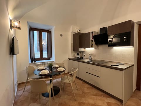 Kitchen or kitchenette, Dining area, minibar, pet friendly, stove