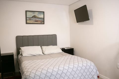 Bed, TV and multimedia, Bedroom