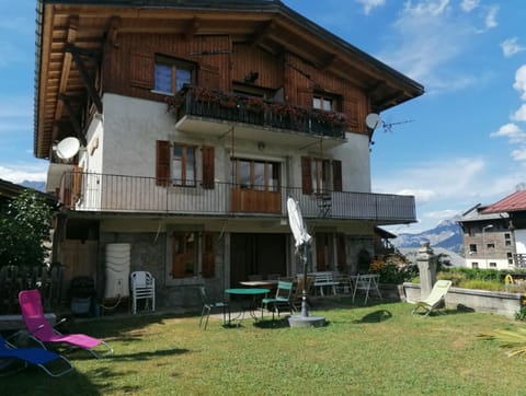 Property building, Patio, Day, Garden, sunbed
