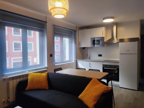 Kitchen or kitchenette, Living room, minibar, oven, pet friendly, stove