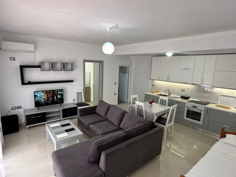 Communal lounge/ TV room, TV and multimedia, Kitchen or kitchenette, Seating area, Evening entertainment