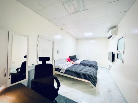 Bed, TV and multimedia, Bedroom