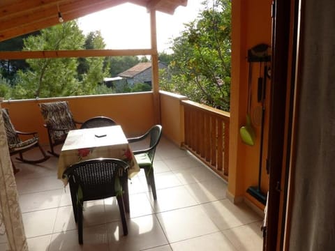 Day, Balcony/Terrace, Seating area, Dining area, Garden view