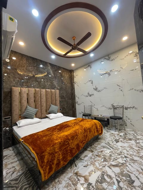 Bed, Photo of the whole room, Seating area