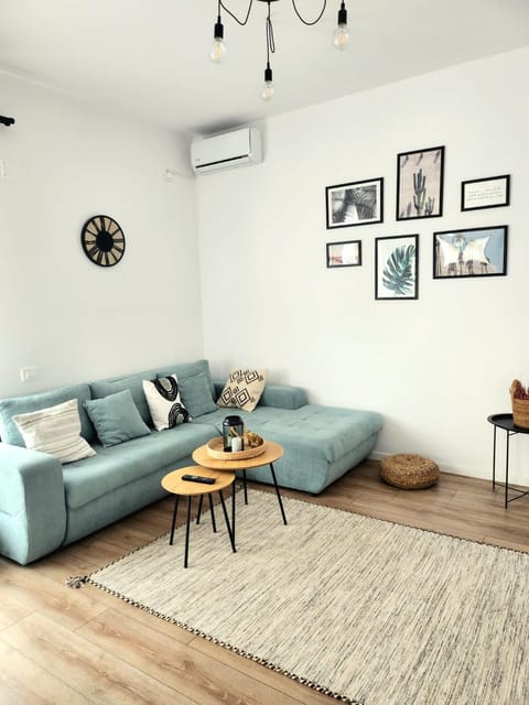 Living room, Seating area, air conditioner