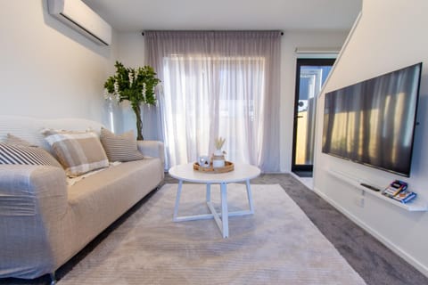 Facade/entrance, TV and multimedia, Living room, Photo of the whole room, Decorative detail, Evening entertainment, air conditioner