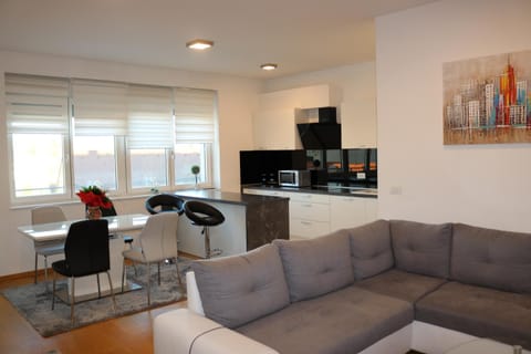 Communal lounge/ TV room, TV and multimedia, Kitchen or kitchenette, Living room, Seating area, Dining area, Evening entertainment, minibar