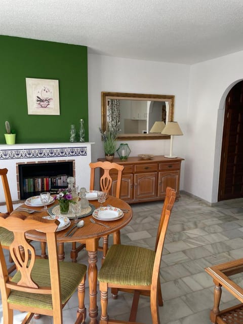 Kitchen or kitchenette, Living room, Seating area, Dining area, minibar, pet friendly, stove