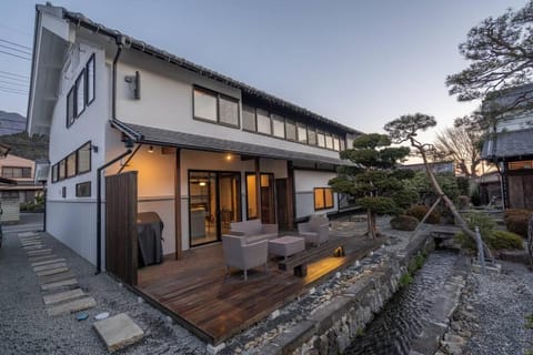 Property building, Day, Garden, Balcony/Terrace