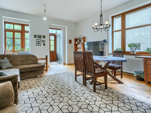 TV and multimedia, Living room, Seating area, Dining area, Evening entertainment