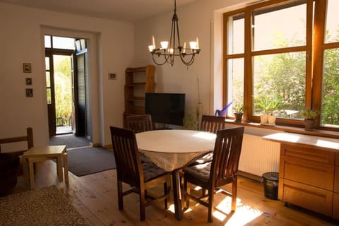 Communal lounge/ TV room, TV and multimedia, Living room, Seating area, Dining area, Evening entertainment