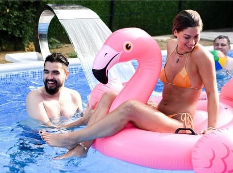 Guests, Swimming pool