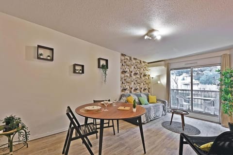Living room, Seating area, Dining area