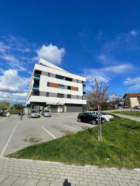 Property building, Day, Neighbourhood, Parking