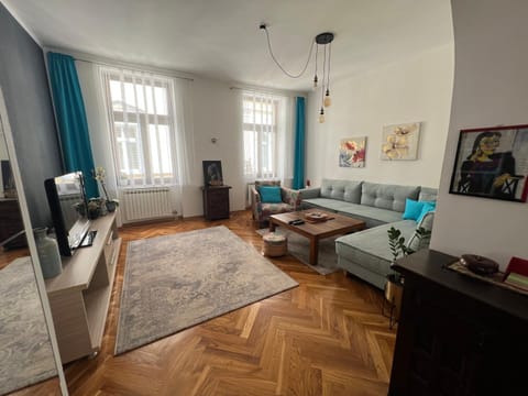 Communal lounge/ TV room, Bed, TV and multimedia, Living room, Decorative detail, Decorative detail, Seating area, internet, internet