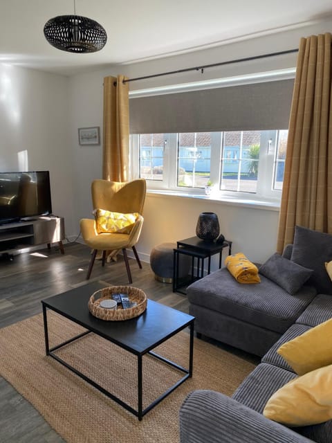 44 Gower holiday village Ty Gŵyr Cosy 2 bedroom Chalet with a seasonal indoor pool House in Wales