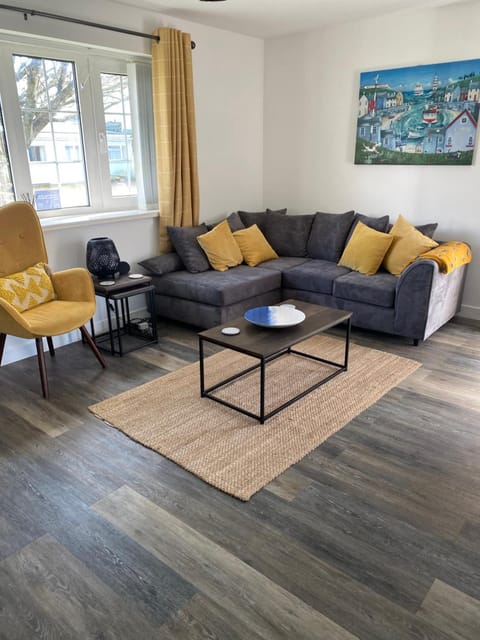 44 Gower holiday village Ty Gŵyr Cosy 2 bedroom Chalet with a seasonal indoor pool House in Wales