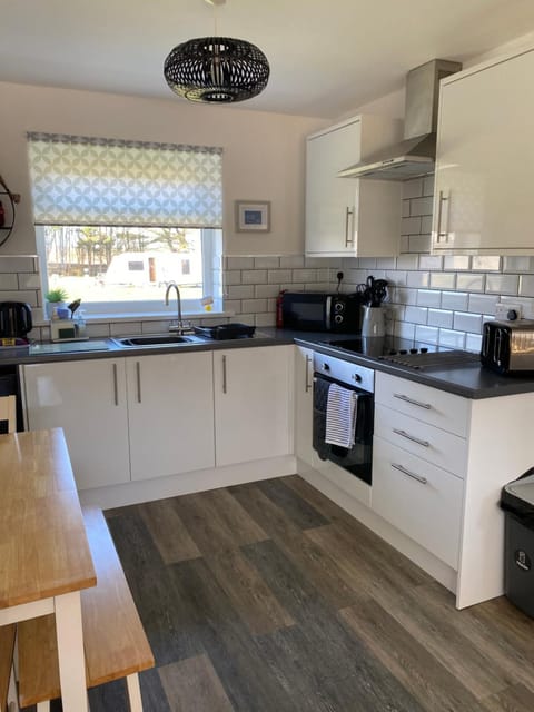 44 Gower holiday village Ty Gŵyr Cosy 2 bedroom Chalet with a seasonal indoor pool House in Wales