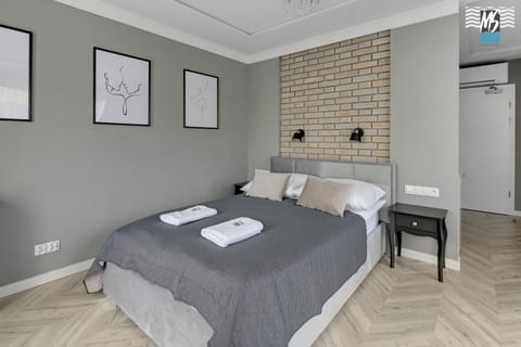 Bed, Photo of the whole room, towels