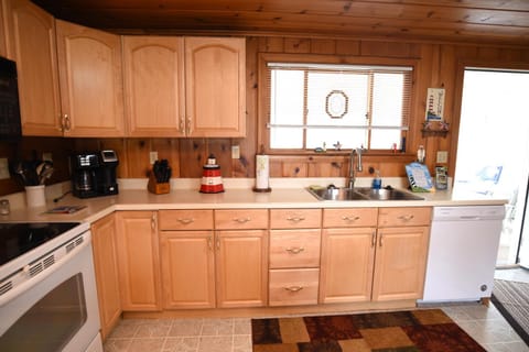 Coffee/tea facilities, dishwasher, minibar, pet friendly, stove, kitchen