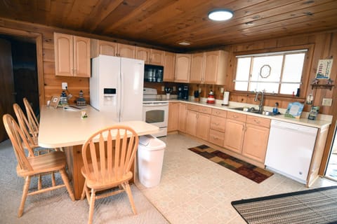 Coffee/tea facilities, Kitchen or kitchenette, Dining area, dishwasher, minibar, pet friendly, stove, kitchen