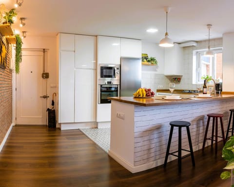Kitchen or kitchenette, Dining area, minibar, pet friendly, stove