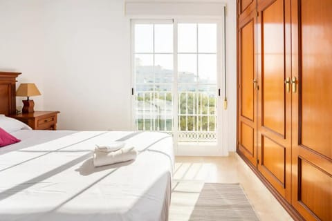 Bed, Natural landscape, Photo of the whole room