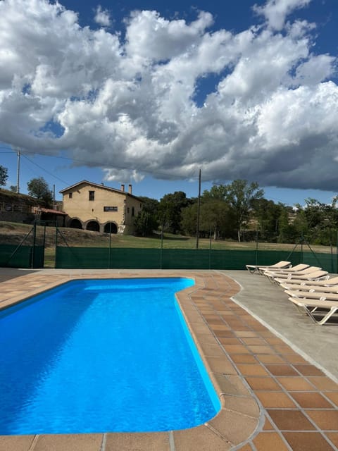 Property building, Day, Swimming pool, sunbed