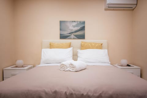 Bed, Photo of the whole room, Bedroom, towels, air conditioner