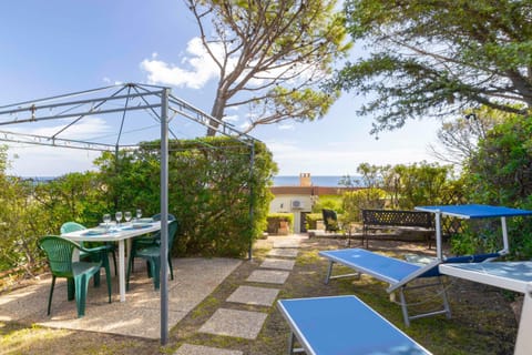 Patio, Spring, Day, Natural landscape, Garden, Garden, Balcony/Terrace, Dining area, Garden view