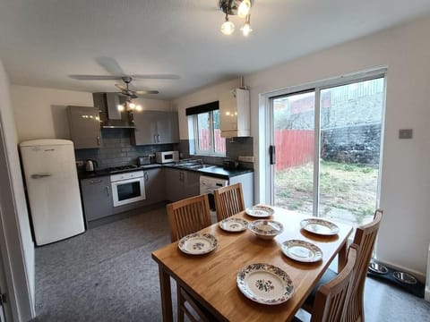 Coffee/tea facilities, Dining area, minibar, pet friendly, stove, toaster