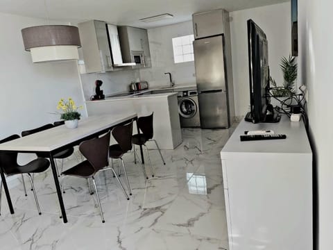 Kitchen or kitchenette, Dining area