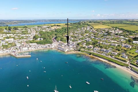 Neighbourhood, Natural landscape, Bird's eye view, Beach, City view, Sea view, Street view, Seasons, Family, Family