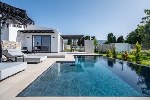 Property building, Patio, Day, Garden, Garden view, Pool view, Swimming pool, sunbed