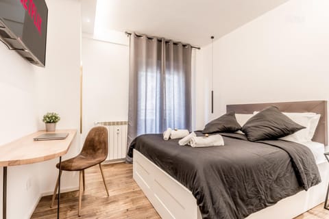 Bed, TV and multimedia, Photo of the whole room, Bedroom, hair dresser, towels